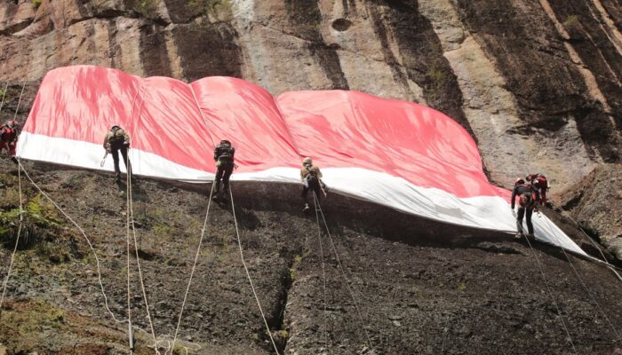 Peringati HUT RI ke-81, Sang Saka Merah Putih Berkibar di Tebing Lembah Harau