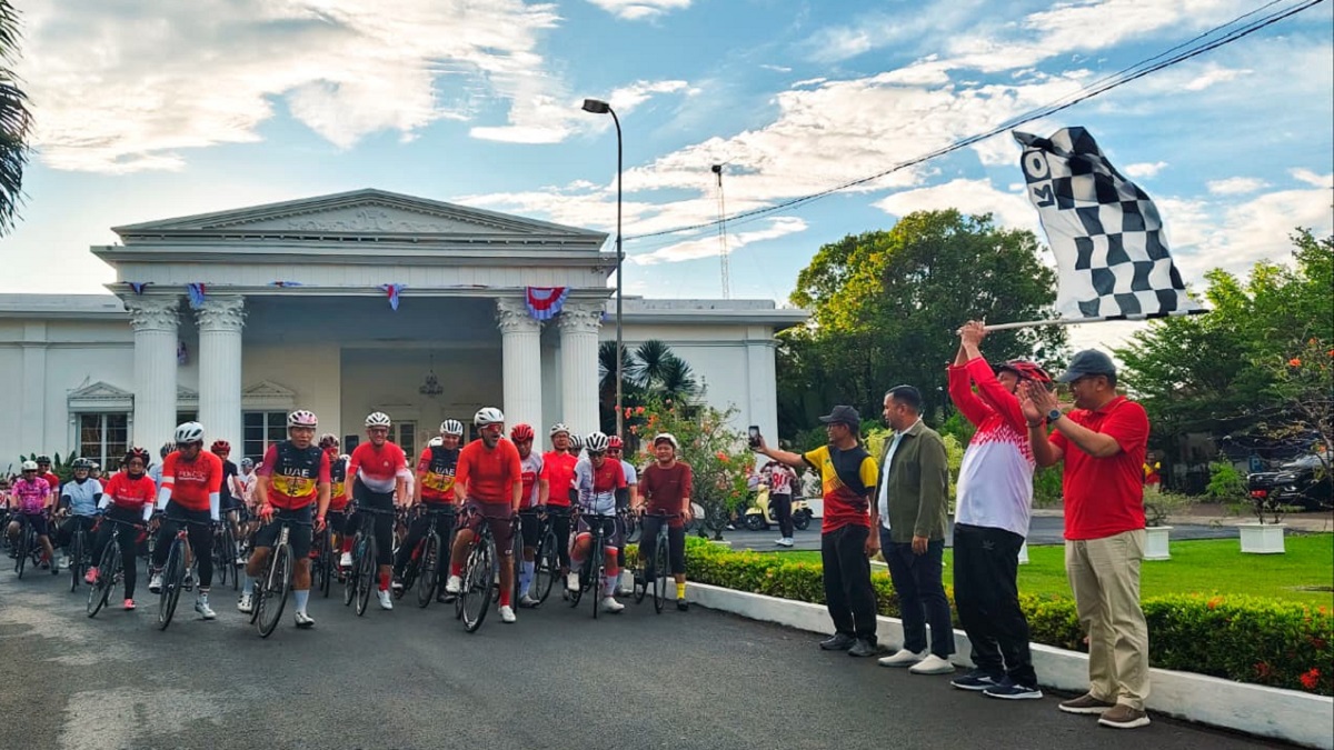 Gubermur Mahyeldi lepas peserta Merdeka Bike 81 Kilometer. (dok. adpsb)
