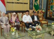 Gubernur Sumatera Barat Mahyeldi ansharullah menghadiri Webinar Peringatan Hari Kelahiran Bunghatta th 2026 yang mengangkat tema "jujur itu hebat: Meneladani Integritas Bung Hatta bagi Generasi dan Pemimpin Masa Depan secara daring, di ruang zoom meeting istana Gubernuran, Padang, Rabu (12/8/2026). (Foto: Dok. Makopim/David)