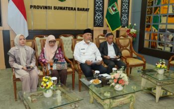 Gubernur Sumatera Barat Mahyeldi ansharullah menghadiri Webinar Peringatan Hari Kelahiran Bunghatta th 2026 yang mengangkat tema "jujur itu hebat: Meneladani Integritas Bung Hatta bagi Generasi dan Pemimpin Masa Depan secara daring, di ruang zoom meeting istana Gubernuran, Padang, Rabu (12/8/2026). (Foto: Dok. Makopim/David)