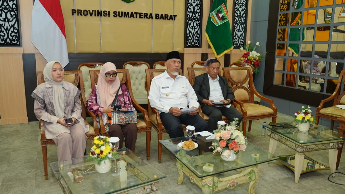 Gubernur Sumatera Barat Mahyeldi ansharullah menghadiri Webinar Peringatan Hari Kelahiran Bunghatta th 2026 yang mengangkat tema "jujur itu hebat: Meneladani Integritas Bung Hatta bagi Generasi dan Pemimpin Masa Depan secara daring, di ruang zoom meeting istana Gubernuran, Padang, Rabu (12/8/2026). (​Foto: Dok. Makopim/David)
