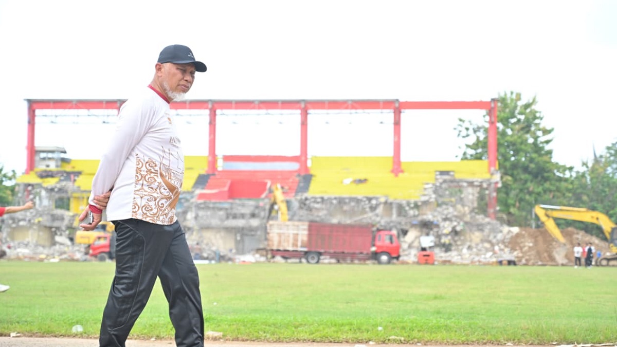 Gubernur Mahyeldi mengecek rekonstruksi Stadion GOR Haji Agus Salim. (dok. istimewa)