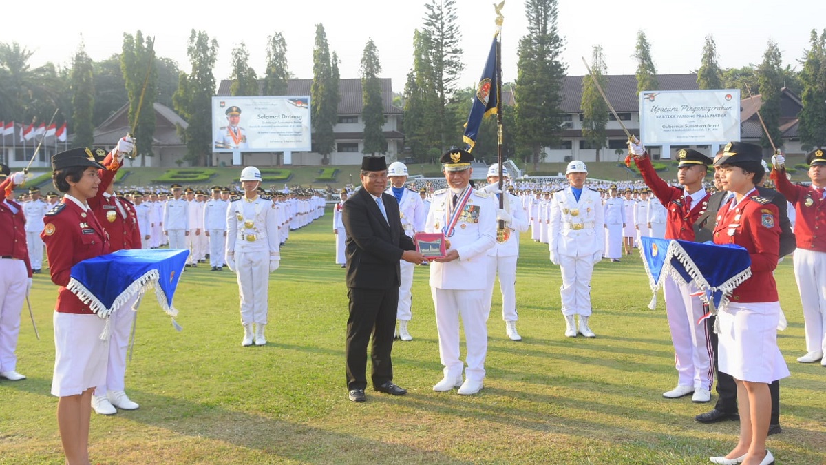 Gubernur Mahyeldi raih penghargaan dari IPDN. (dok. istimewa)