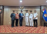 Gubernur Mahyeldi serahkan bantuan siswa IPDN asal Sumbar. (dok. istimewa)