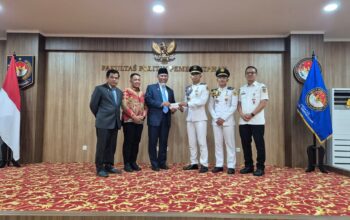 Gubernur Mahyeldi serahkan bantuan siswa IPDN asal Sumbar. (dok. istimewa)