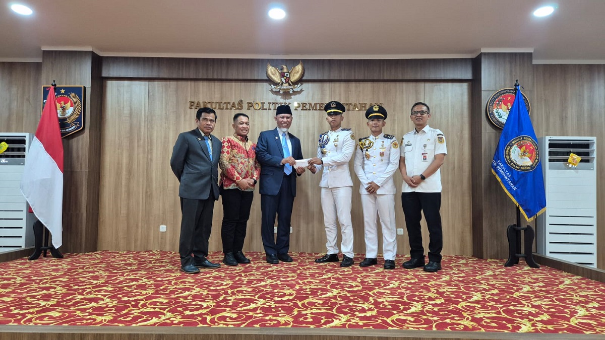 Gubernur Mahyeldi serahkan bantuan siswa IPDN asal Sumbar. (dok. istimewa)