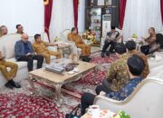 Gubernur Sumbar Mahyeldi Ansharullah menerima kunjungan Direktur Jenderal Asia Pasifik dan Afrika Kementerian Luar Negeri RI, Santo Darmosumarto. (dok. adpsb)