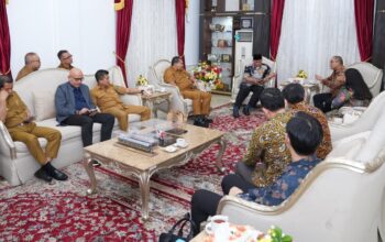 Gubernur Sumbar Mahyeldi Ansharullah menerima kunjungan Direktur Jenderal Asia Pasifik dan Afrika Kementerian Luar Negeri RI, Santo Darmosumarto. (dok. adpsb)