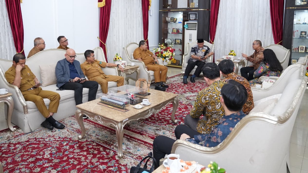 Gubernur Sumbar Mahyeldi Ansharullah menerima kunjungan Direktur Jenderal Asia Pasifik dan Afrika Kementerian Luar Negeri RI, Santo Darmosumarto. (dok. adpsb)