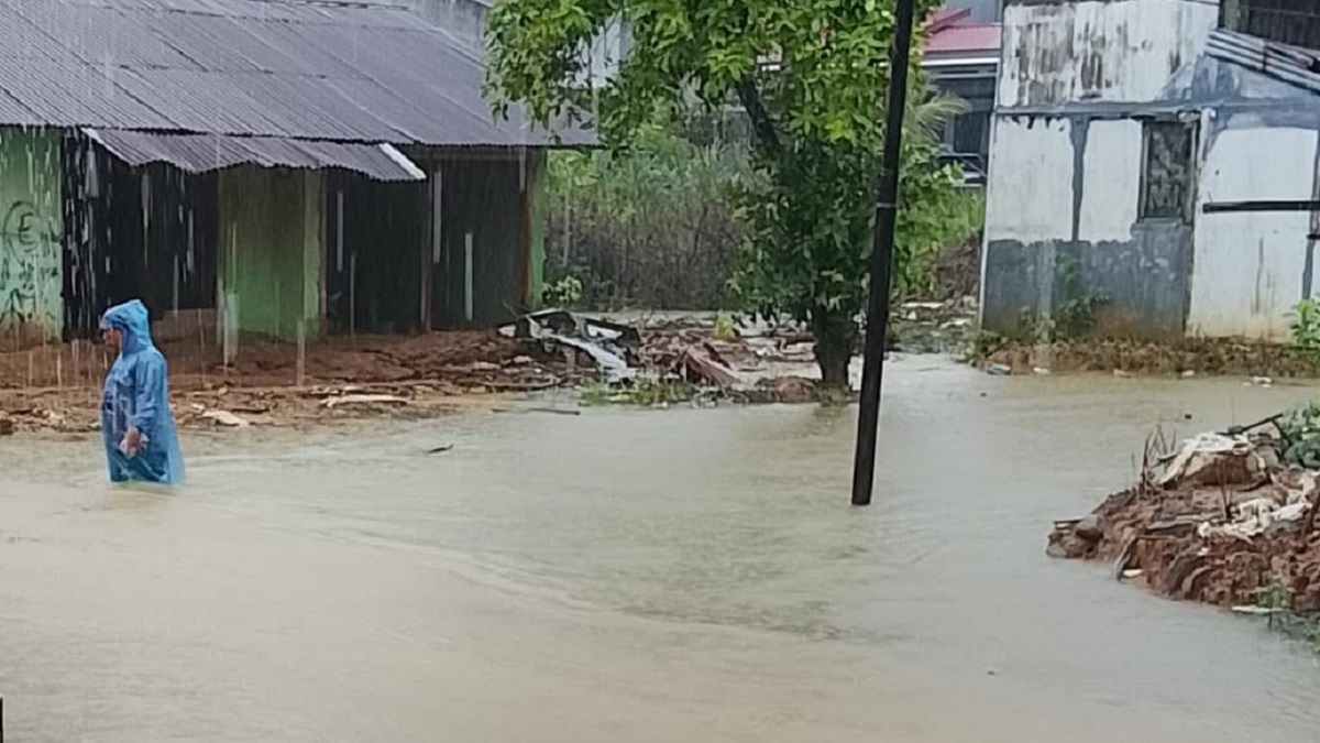Hujan deras yang mengakibatkan banjir di Padang. (dok. istimewa)