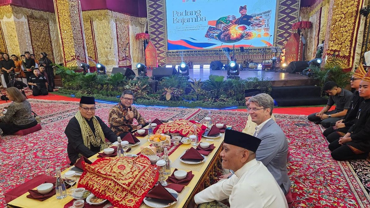 Staf Ahli Gubernur Bidang Hukum, Politik dan Pemerintahan Jasman Datuak Bandaro Bendang saat menghadiri Padang Bajamba: Taste of Padang Experience 2026 “Road to Gastronomy City”, rangkaian Hari Jadi Kota Padang ke-357 di Gedung Bagindo Aziz Chan, Jumat (7/8/2026). (dok. adpsb)