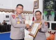 Kapolresta Padang Kombes Pol Apri Wibowo menerima penghargaan dari Kapolri yang diserahkan oleh Kapolda Sumbar. (dok. istimewa)