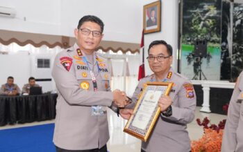 Kapolresta Padang Kombes Pol Apri Wibowo menerima penghargaan dari Kapolri yang diserahkan oleh Kapolda Sumbar. (dok. istimewa)