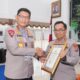 Kapolresta Padang Kombes Pol Apri Wibowo menerima penghargaan dari Kapolri yang diserahkan oleh Kapolda Sumbar. (dok. istimewa)