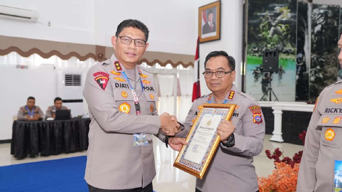 Kapolresta Padang Kombes Pol Apri Wibowo menerima penghargaan dari Kapolri yang diserahkan oleh Kapolda Sumbar. (dok. istimewa)