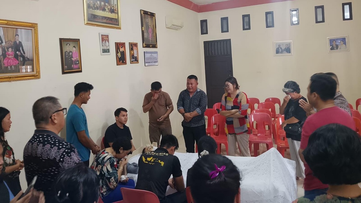 Suasana rumah duka Kepala BNN Kota Gunungsitoli Arifeli Zega, sekaligus pendeta Gereja Injili Anugerah Tuhan (GIAT) Hilina'a, Kota Gunungsitoli. (dok. istimewa)