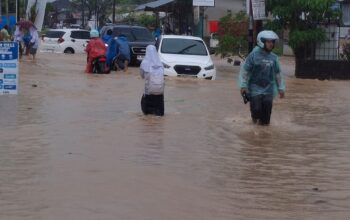 Kondisi banjir di depan RSUD Rasyidin Padang. (dok. istimewa)