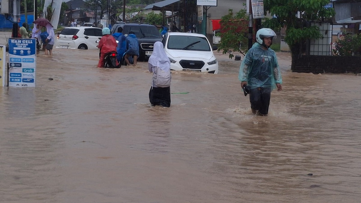 Kondisi banjir di depan RSUD Rasyidin Padang. (dok. istimewa)