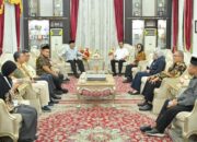 Gubernur Sumatera Barat, Mahyeldi Ansharullah menerima kunjungan Tim Penilai Indonesia Muslim Travel Index (IMTI) 2026 di Istana Gubernuran, Kamis (27/8/2026). (Dok. Makopim/Ab)