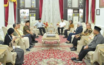 Gubernur Sumatera Barat, Mahyeldi Ansharullah menerima kunjungan Tim Penilai Indonesia Muslim Travel Index (IMTI) 2026 di Istana Gubernuran, Kamis (27/8/2026). (Dok. Makopim/Ab)