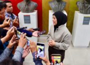 Menkomdigi Meutya Hafid saat diwawancarai terkait kasus pemilik jaringan internet di Mentawai yang dipolisikan. (dok. istiemwa)
