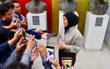 Menkomdigi Meutya Hafid saat diwawancarai terkait kasus pemilik jaringan internet di Mentawai yang dipolisikan. (dok. istiemwa)