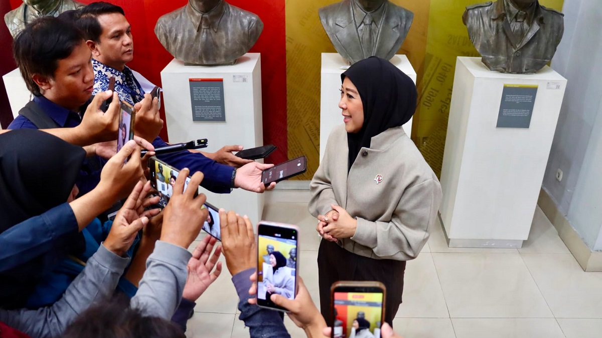 Menkomdigi Meutya Hafid saat diwawancarai terkait kasus pemilik jaringan internet di Mentawai yang dipolisikan. (dok. istiemwa)