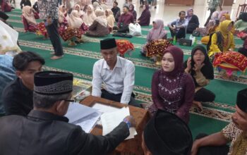 Nikah massal yang digelar Pemko Padang di Masjid Agung Nurul Iman. (dok. istimewa)