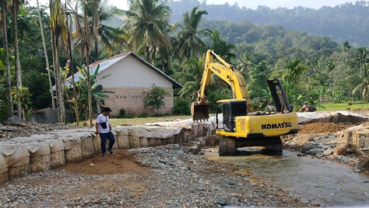 Normalisasi sungai yang dilakukan Pemko Padang pascabencana. (dok. istimewa)