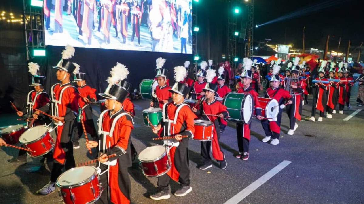 Pawai telong-telong di kawasan Pantai Padang dalam rangka menyemarakkan HJK Padang ke-357. (dok. istimewa)