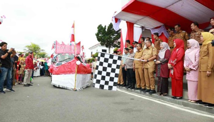 Pawai Alegoris HUT Ke-81 Kemerdekaan RI di Kota Pariaman Meriah