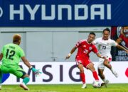 Pemain Timnas Indonesia Beckham Putra berusaha merebut bola pemain Singapura. (dok. aseanutd.com)