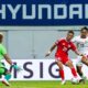 Pemain Timnas Indonesia Beckham Putra berusaha merebut bola pemain Singapura. (dok. aseanutd.com)