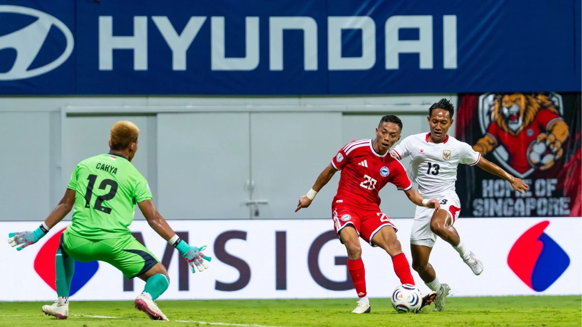 Pemain Timnas Indonesia Beckham Putra berusaha merebut bola pemain Singapura. (dok. aseanutd.com)