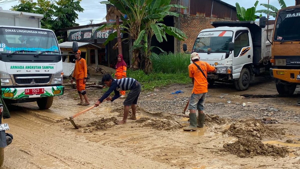 Pembersihan material pascabanjir di Padang. (dok. Prokopim)