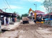 Pembersihan material pascabanjir oleh Dinas PUPR Padang. (dok. istimewa)