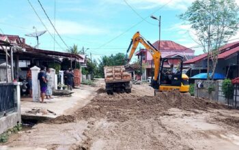 Pembersihan material pascabanjir oleh Dinas PUPR Padang. (dok. istimewa)