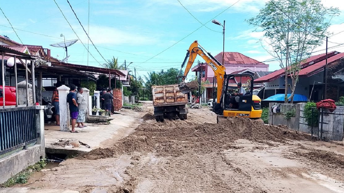 Pembersihan material pascabanjir oleh Dinas PUPR Padang. (dok. istimewa)