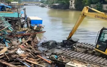 Pemko Padang lakukan pembongkaran bangkai kapal di Batang Arau. (dok. istimewa)