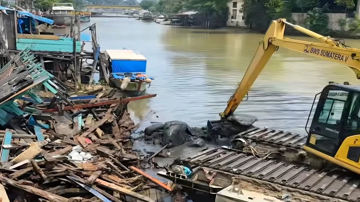 Pemko Padang lakukan pembongkaran bangkai kapal di Batang Arau. (dok. istimewa)