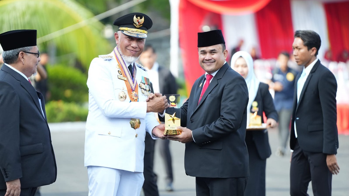 Pemko Padang meneriman penghargaan Adinata Syariah dari Pemprov Sumbar. (dok. istimewa)