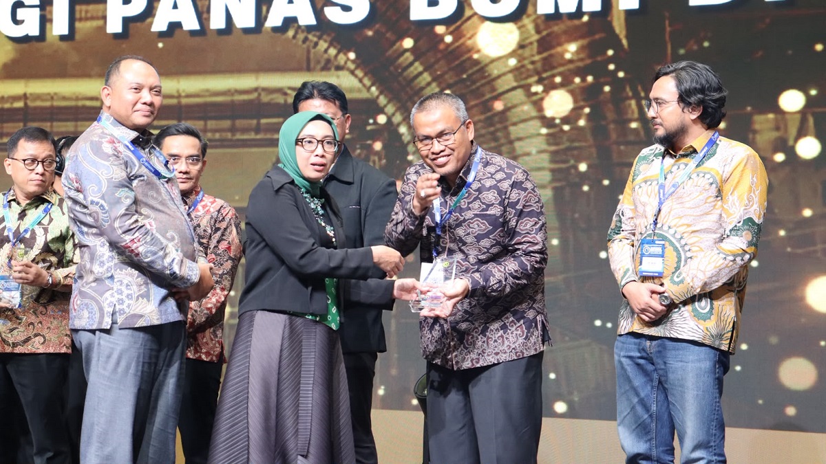 Pemprov Sumbar terima penghargaan geothermal dari Kementerian ESDM. (dok. istimewa)