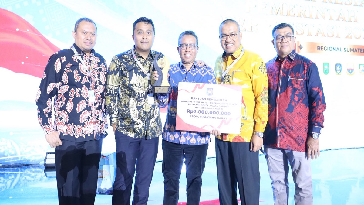 Pemprov Sumbar terima penghargaan. (dok. adpsb)