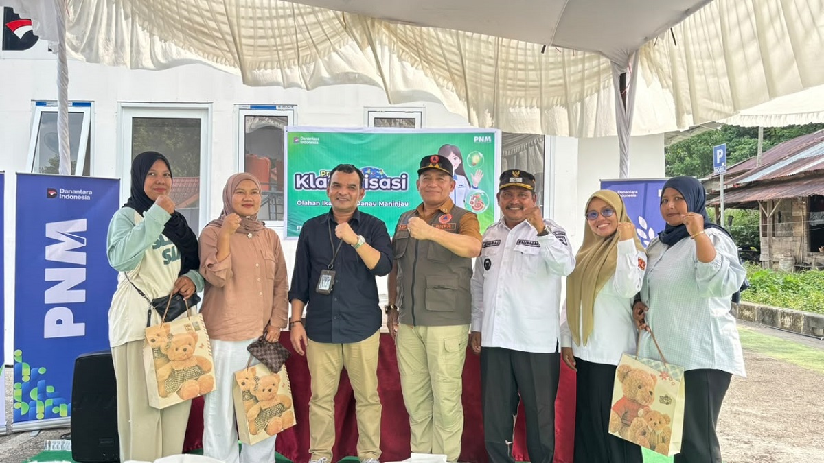 Pendampingan Program Klasterisasi Olahan Ikan Hasil Danau Maninjau, kolaborasi Badan Nasional Penanggulangan Bencana (BNPB) bersama Permodalan Nasional Madani (PNM), bagi penyintas yang menetap di hunian sementara (Huntara) Linggai, Nagari Duo Koto, Kecamatan Tanjung Raya, Kabupaten Agam, Sumatra Barat, yang dilakukan pada Rabu (12/8). (dok. BNPB)