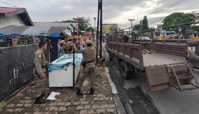 Satpol PP Padang Tertibkan Lapak yang Ditinggalkan PKL di Trotoar Pasar Alai