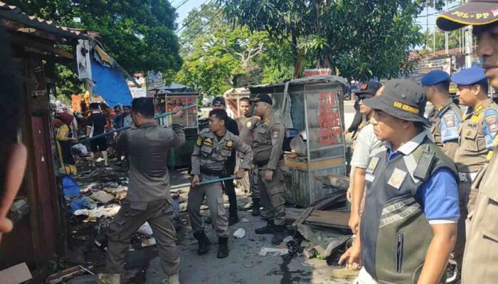 Satpol PP Padang Tertibkan PKL di Atas Fasilitas Umum Kawasan Jati