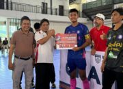 Penyerahan hadiah pemain terbaik di Liga Futsal Nasional Sumbar 2026 oleh Ketum KONI Sumbar. (dok. istimewa)