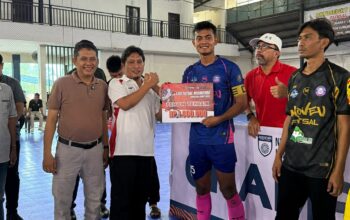 Penyerahan hadiah pemain terbaik di Liga Futsal Nasional Sumbar 2026 oleh Ketum KONI Sumbar. (dok. istimewa)