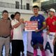 Penyerahan hadiah pemain terbaik di Liga Futsal Nasional Sumbar 2026 oleh Ketum KONI Sumbar. (dok. istimewa)