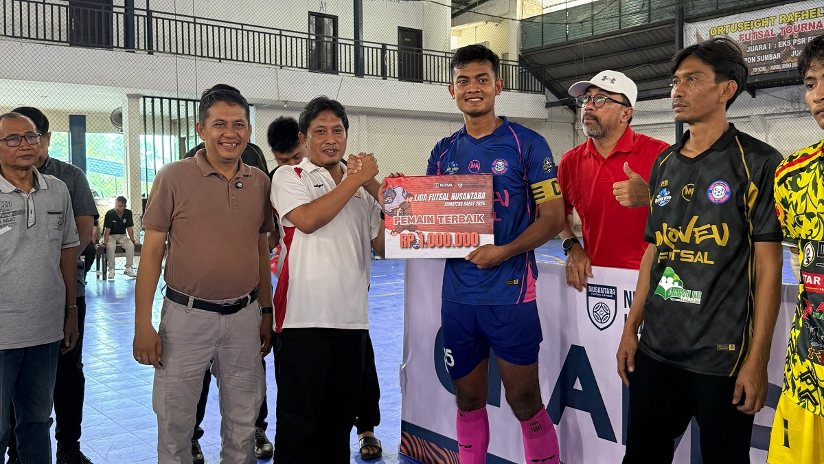 Penyerahan hadiah pemain terbaik di Liga Futsal Nasional Sumbar 2026 oleh Ketum KONI Sumbar. (dok. istimewa)